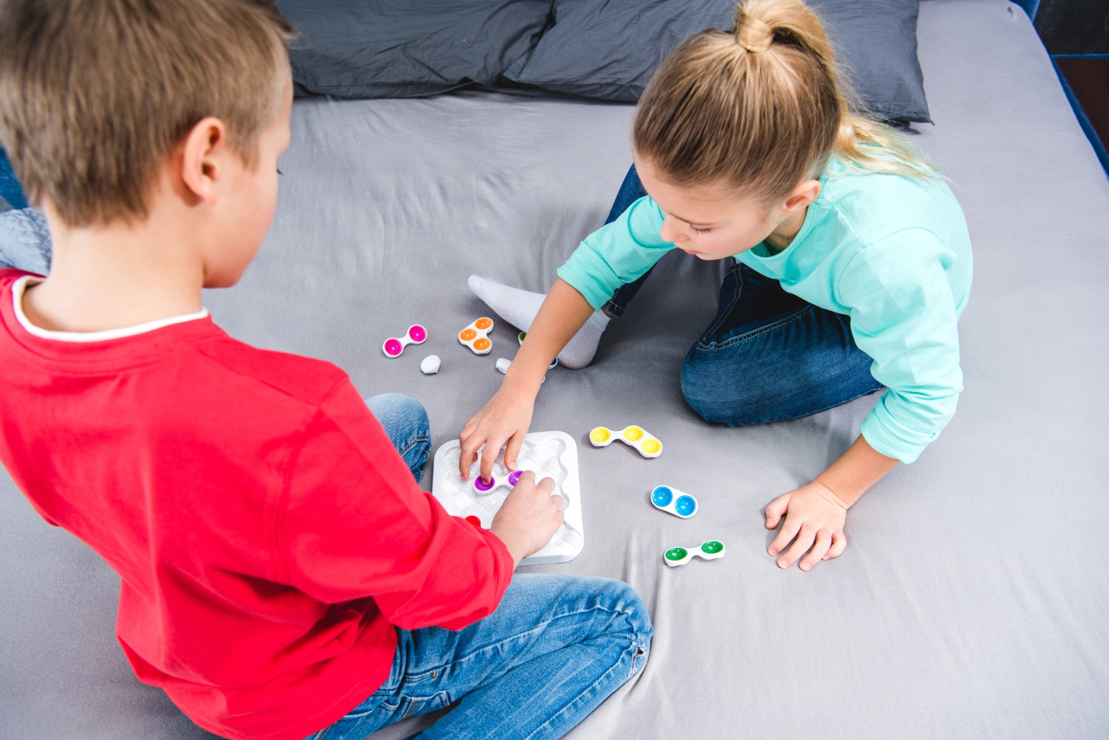 Psicólogo infantil en Bilbao: niños jugando durante una sesión de terapia