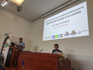Marc Ruiz impartiendo ponencia sobre trastornos de la conducta alimentaria en curso de verano de la UPV en Bilbao