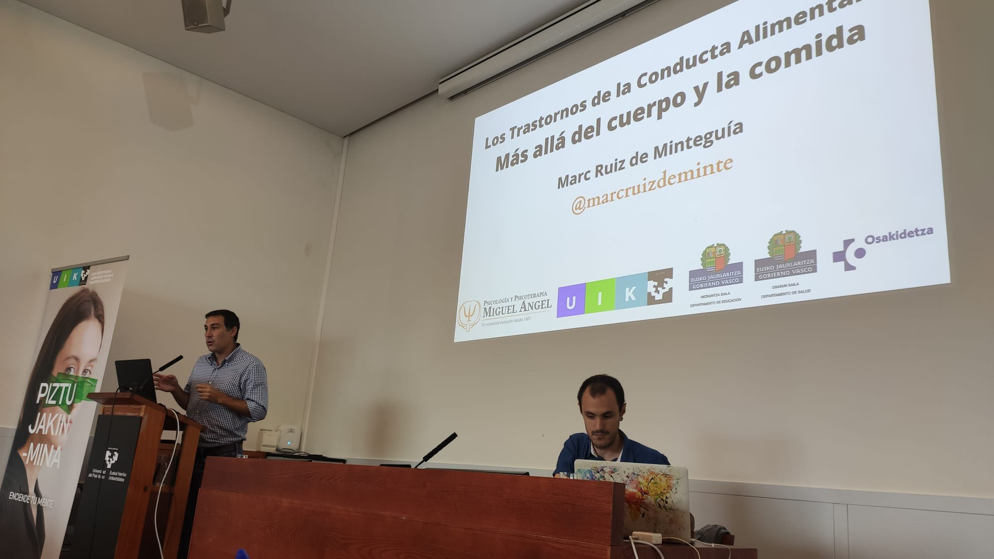 Marc Ruiz impartiendo ponencia sobre trastornos de la conducta alimentaria en curso de verano de la UPV en Bilbao