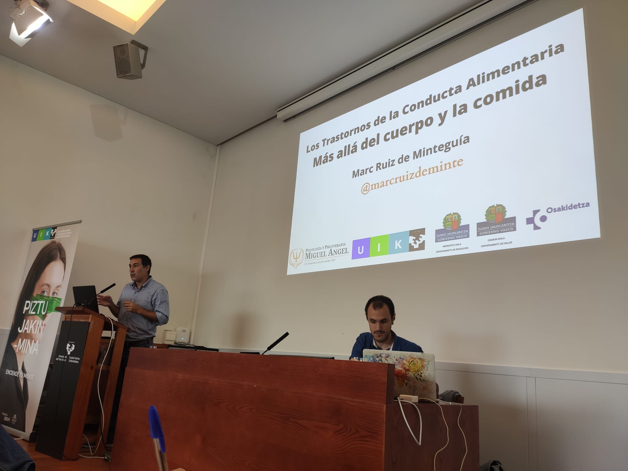 Marc Ruiz impartiendo ponencia sobre trastornos de la conducta alimentaria en curso de verano de la UPV en Bilbao
