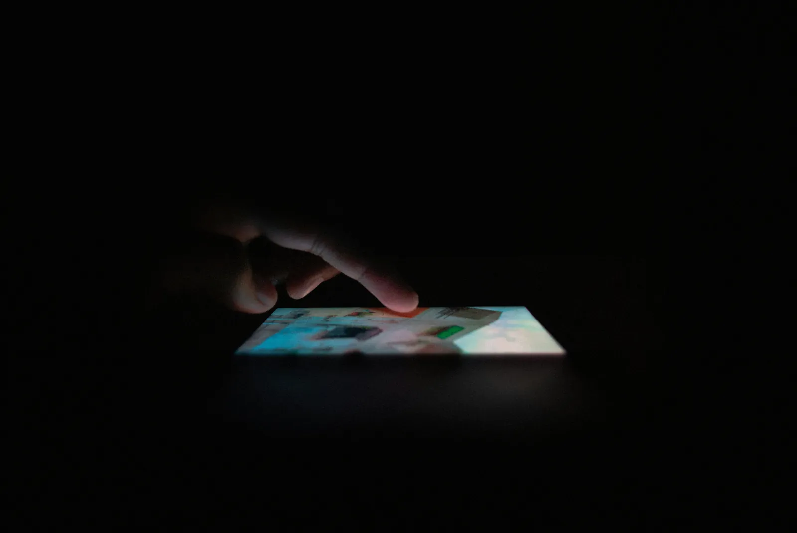 Mano sujetando un móvil de noche, imagen sobre la ludopatía y las apuestas online