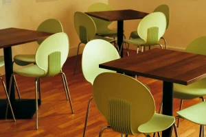 Sala con mesas y sillas vacías, imagen sobre las señales tempranas de la anorexia